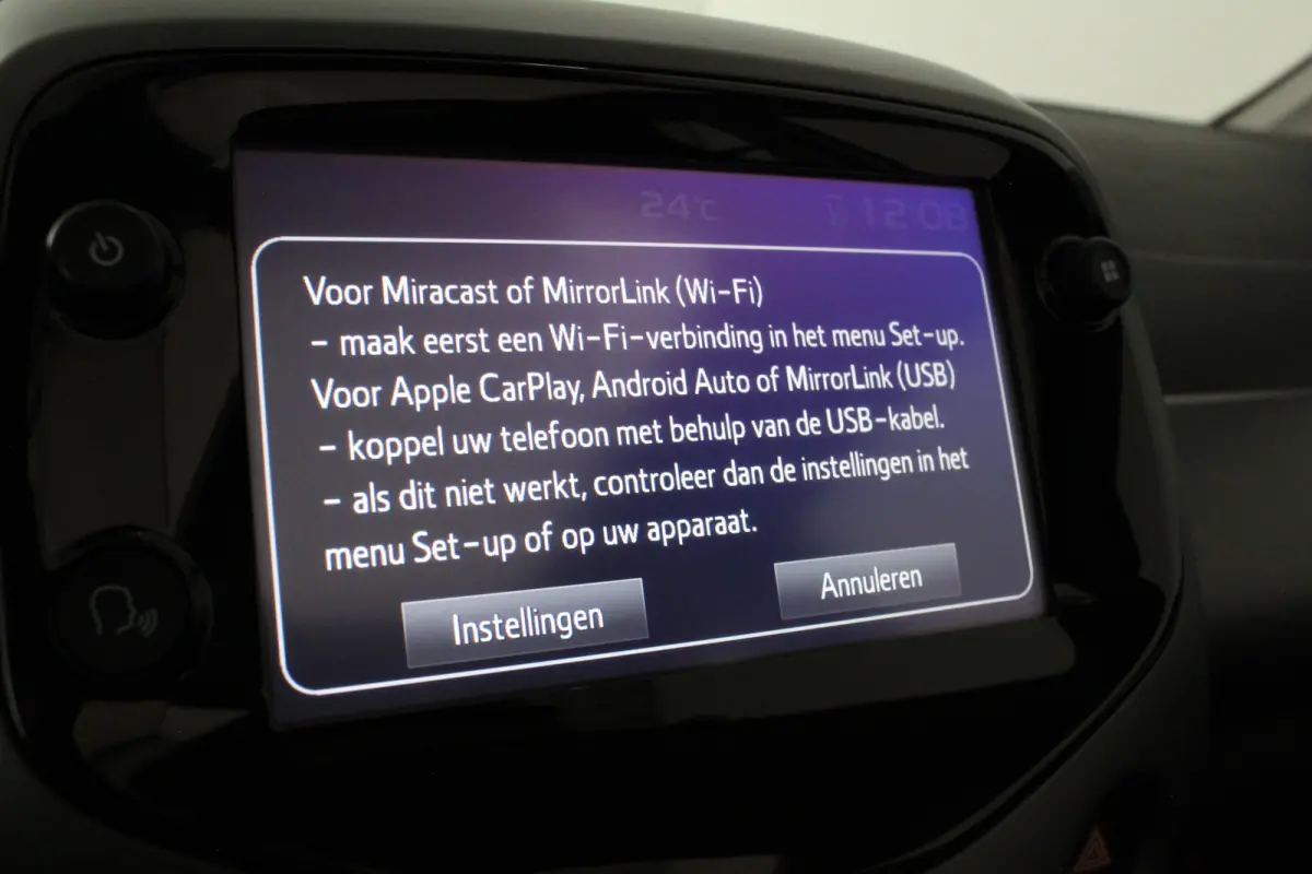 1.0 VVT-i x-joy > Schuifdak/Camera/Navigatie via (Apple CarPlay / Android Auto)