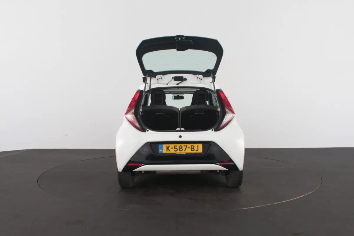 1.0 VVT-i x-joy > Schuifdak/Camera/Navigatie via (Apple CarPlay / Android Auto)