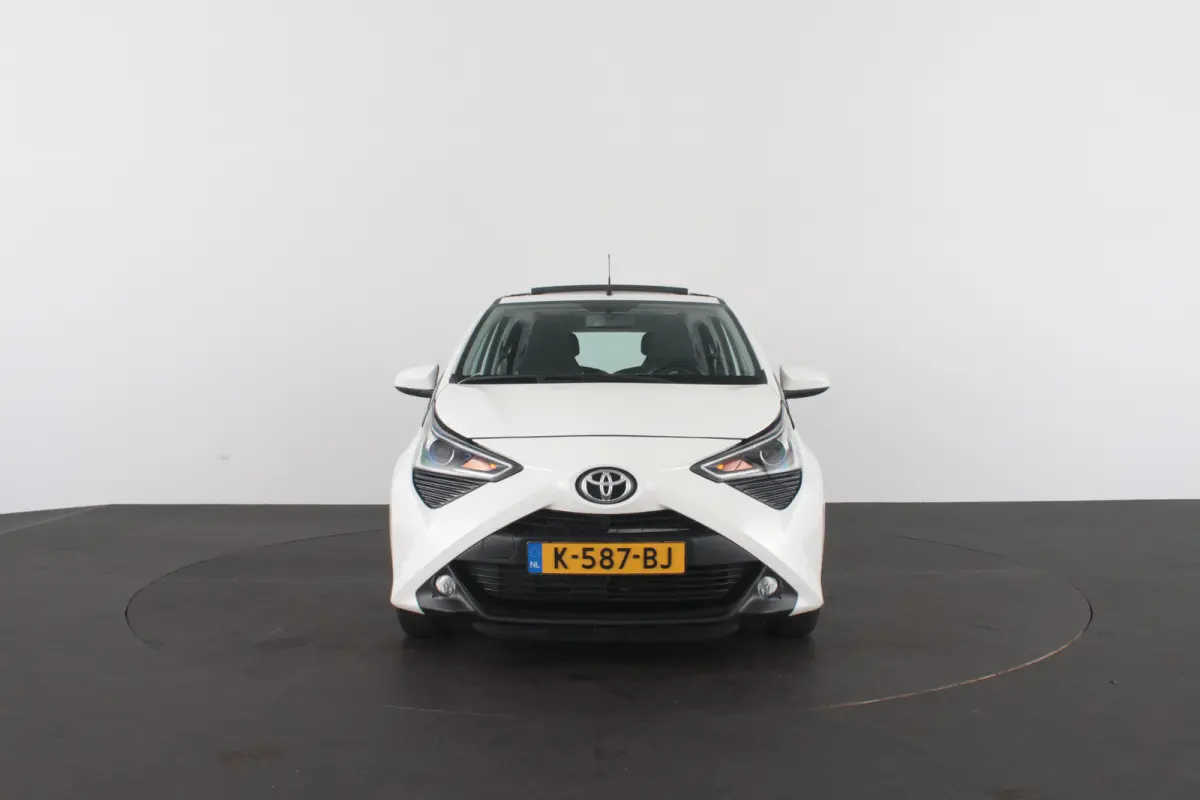 1.0 VVT-i x-joy > Schuifdak/Camera/Navigatie via (Apple CarPlay / Android Auto)