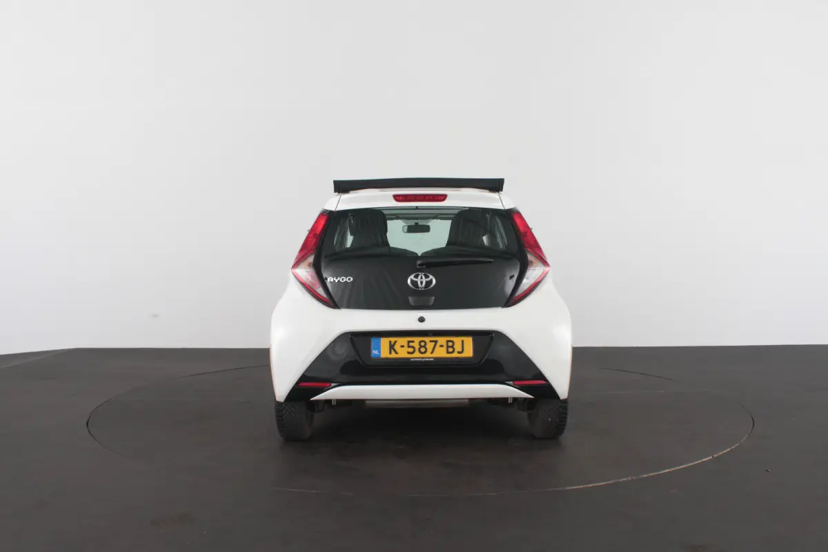 1.0 VVT-i x-joy > Schuifdak/Camera/Navigatie via (Apple CarPlay / Android Auto)