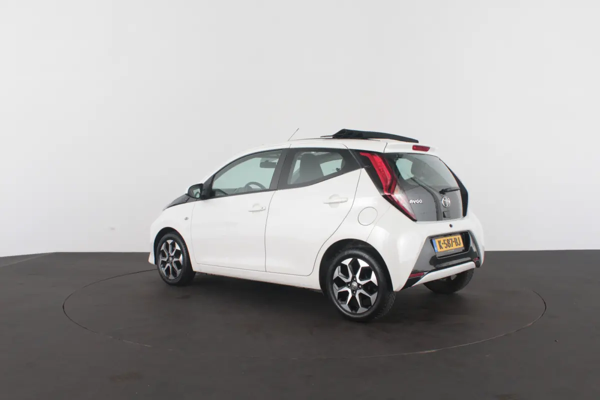 1.0 VVT-i x-joy > Schuifdak/Camera/Navigatie via (Apple CarPlay / Android Auto)