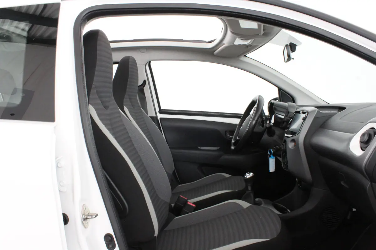 1.0 VVT-i x-joy > Schuifdak/Camera/Navigatie via (Apple CarPlay / Android Auto)