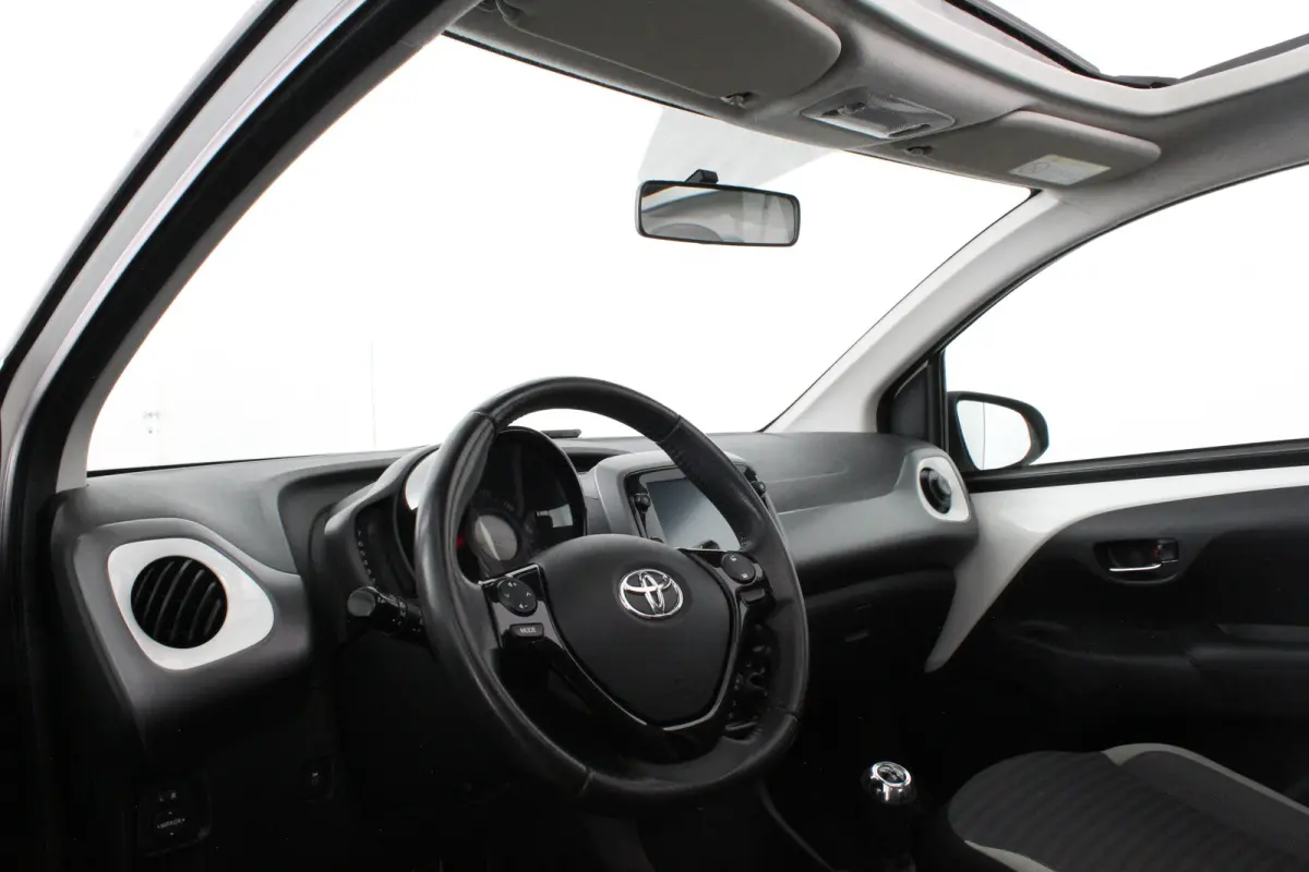 1.0 VVT-i x-joy > Schuifdak/Camera/Navigatie via (Apple CarPlay / Android Auto)