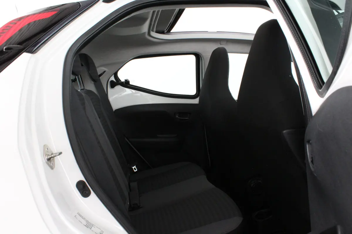 1.0 VVT-i x-joy > Schuifdak/Camera/Navigatie via (Apple CarPlay / Android Auto)