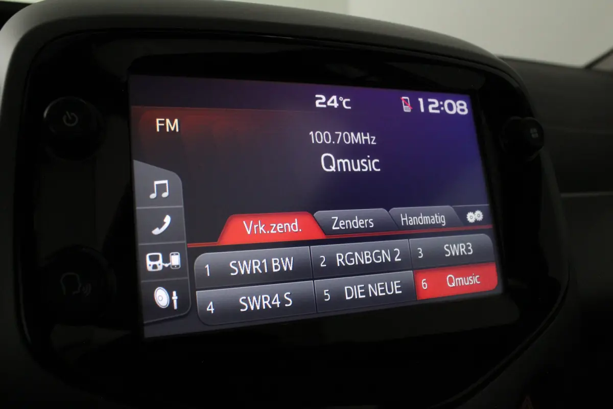 1.0 VVT-i x-joy > Schuifdak/Camera/Navigatie via (Apple CarPlay / Android Auto)