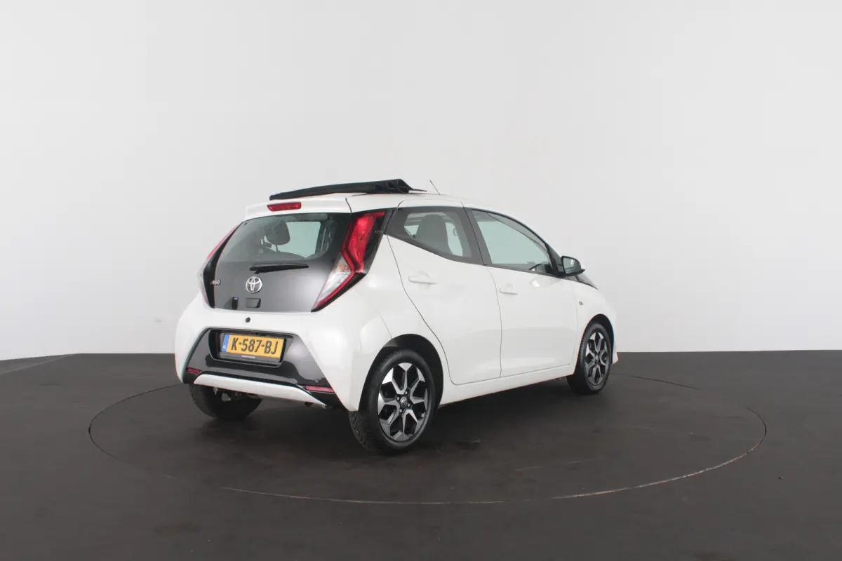 1.0 VVT-i x-joy > Schuifdak/Camera/Navigatie via (Apple CarPlay / Android Auto)