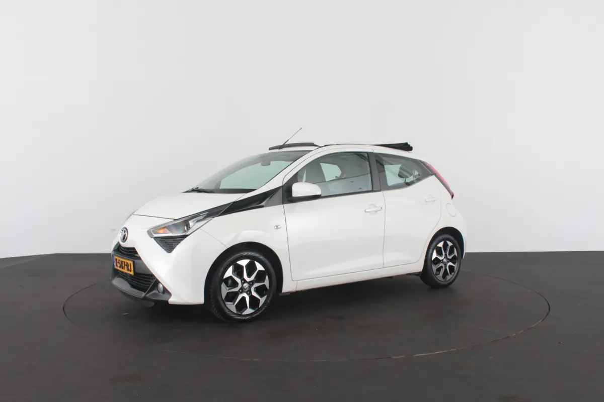 1.0 VVT-i x-joy > Schuifdak/Camera/Navigatie via (Apple CarPlay / Android Auto)