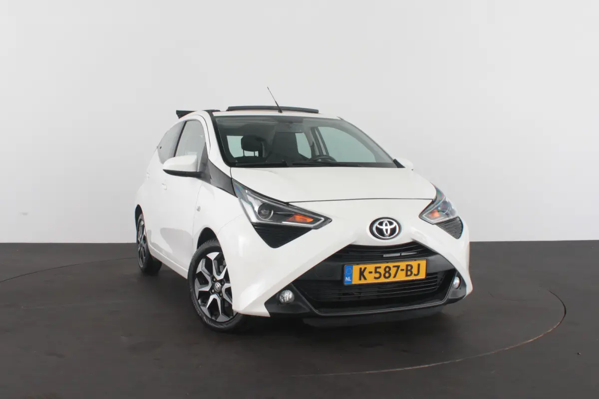 1.0 VVT-i x-joy > Schuifdak/Camera/Navigatie via (Apple CarPlay / Android Auto)