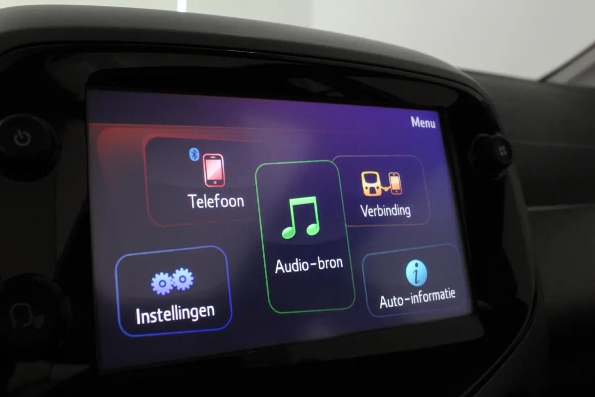 1.0 VVT-i x-joy > Schuifdak/Camera/Navigatie via (Apple CarPlay / Android Auto)