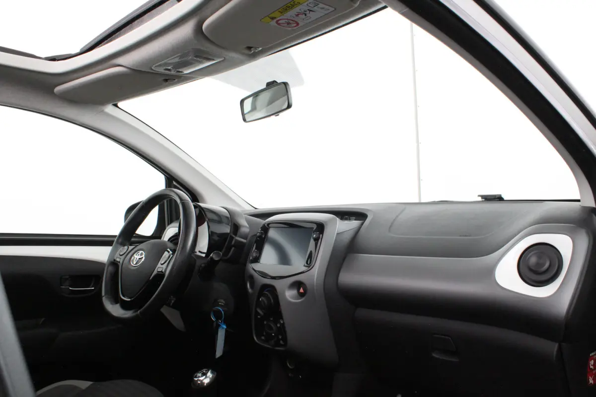 1.0 VVT-i x-joy > Schuifdak/Camera/Navigatie via (Apple CarPlay / Android Auto)