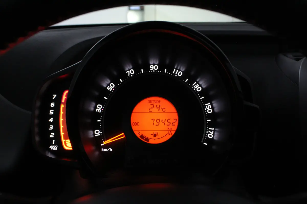 1.0 VVT-i x-joy > Schuifdak/Camera/Navigatie via (Apple CarPlay / Android Auto)