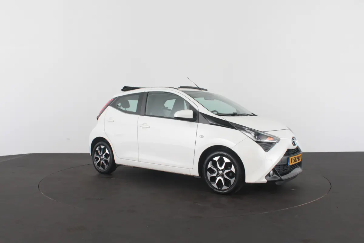1.0 VVT-i x-joy > Schuifdak/Camera/Navigatie via (Apple CarPlay / Android Auto)