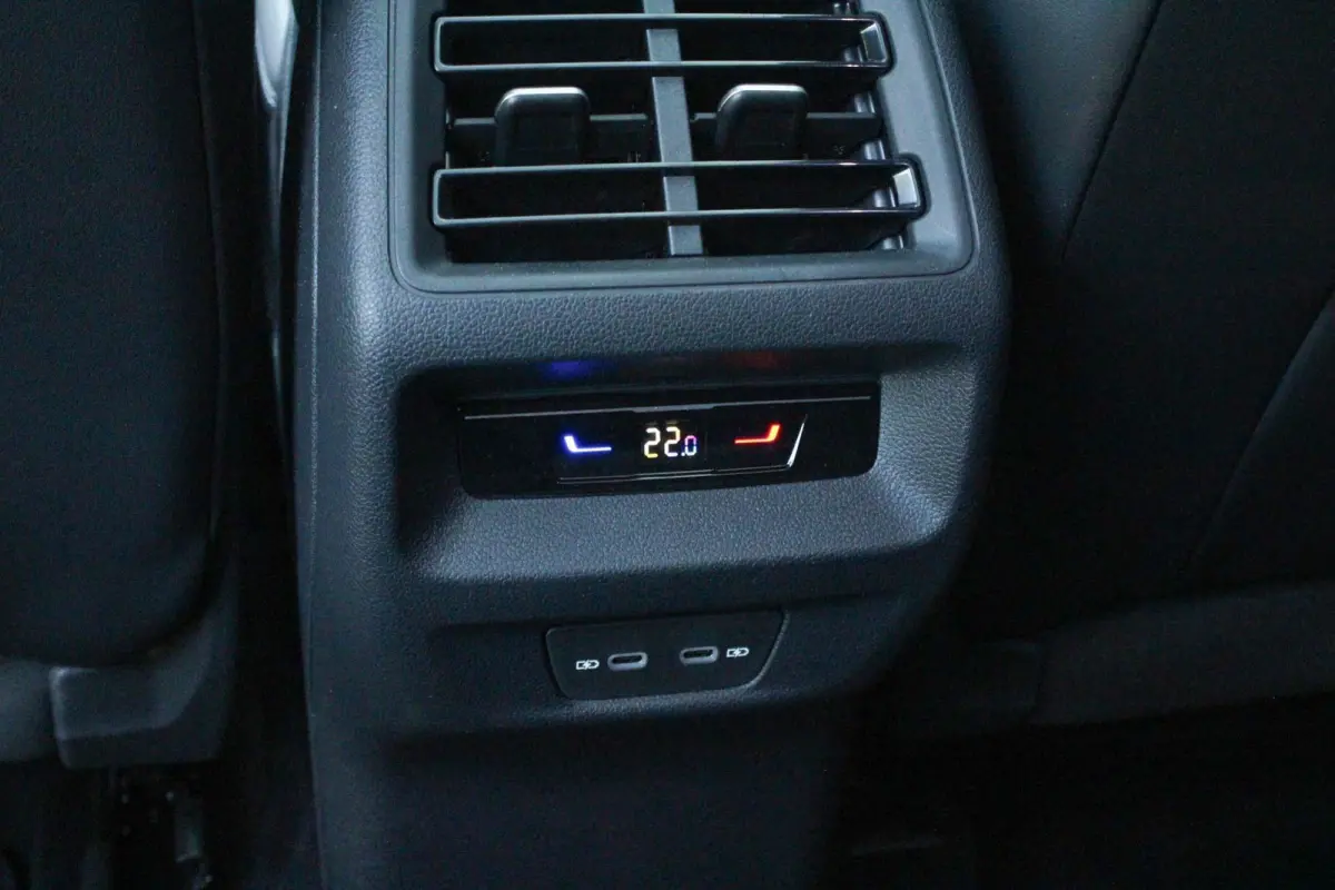 1.5 eHybrid 204pk R-Line Edition | Panoramadak | Trekhaak | Parkeer Assistent