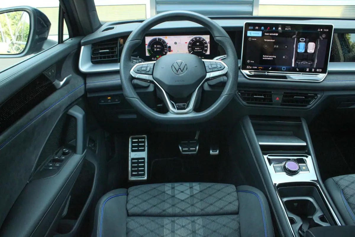 1.5 eHybrid 204pk R-Line Edition | Panoramadak | Trekhaak | Parkeer Assistent