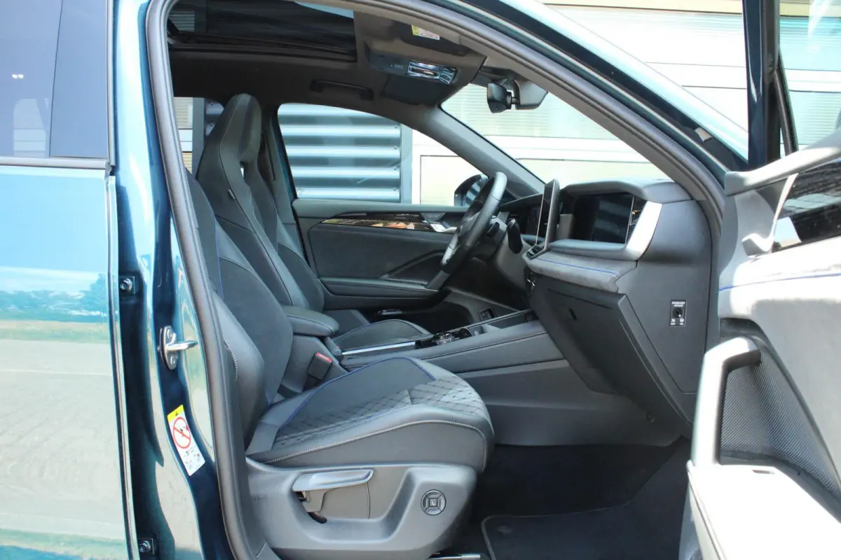 1.5 eHybrid 204pk R-Line Edition | Panoramadak | Trekhaak | Parkeer Assistent