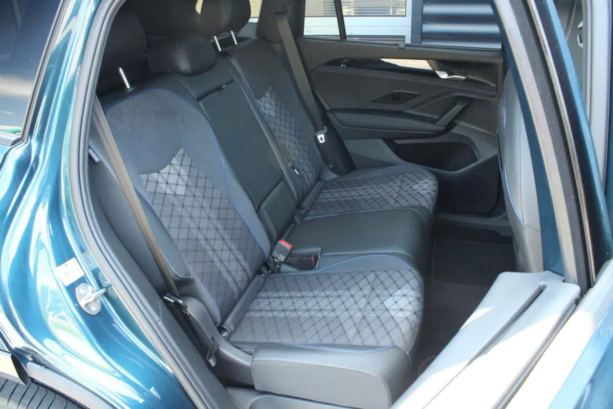 1.5 eHybrid 204pk R-Line Edition | Panoramadak | Trekhaak | Parkeer Assistent