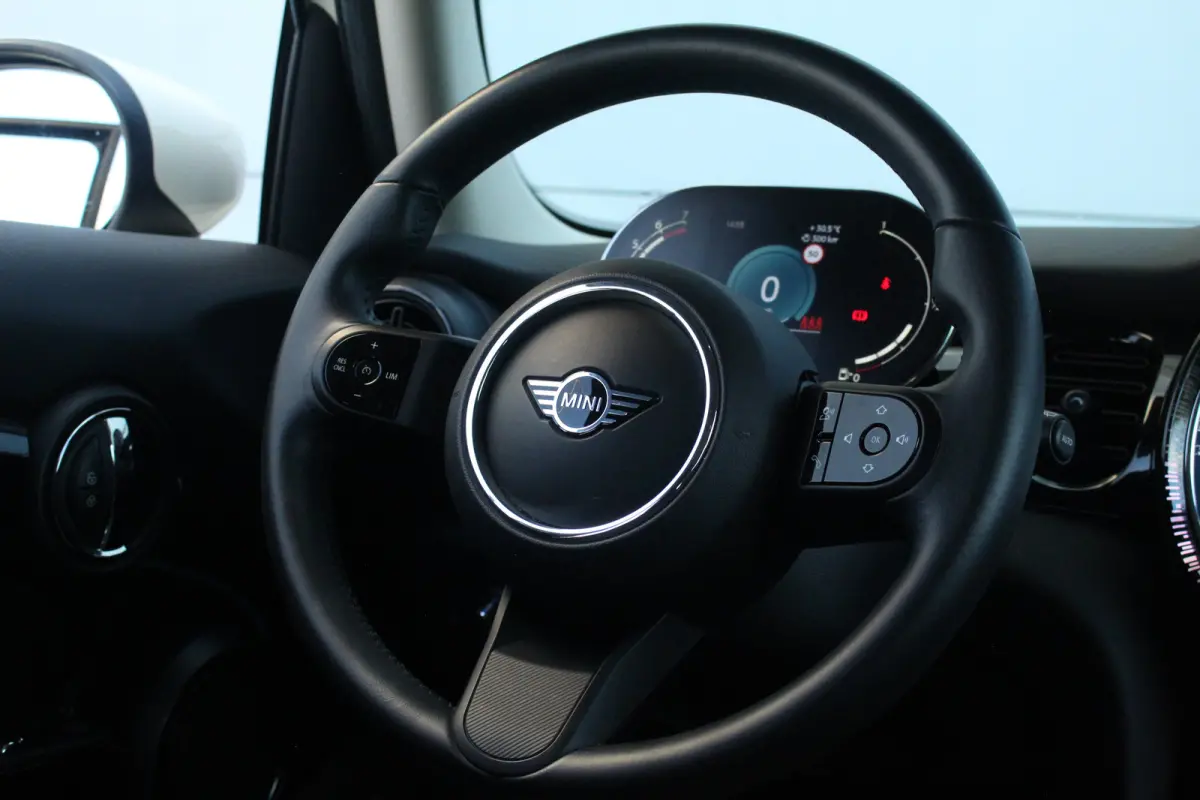 1.5 One Business Edition | Camera | Half Leder | Navigatie | CarPlay | LED | 16" LMV | Camera | Half Leder | Navigatie | CarPlay | LED | 16" LMV |