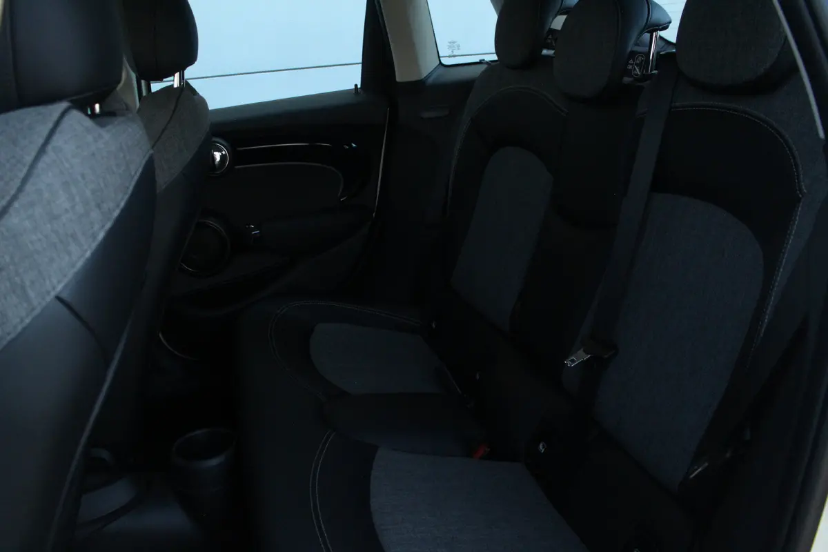 1.5 One Business Edition | Camera | Half Leder | Navigatie | CarPlay | LED | 16" LMV | Camera | Half Leder | Navigatie | CarPlay | LED | 16" LMV |