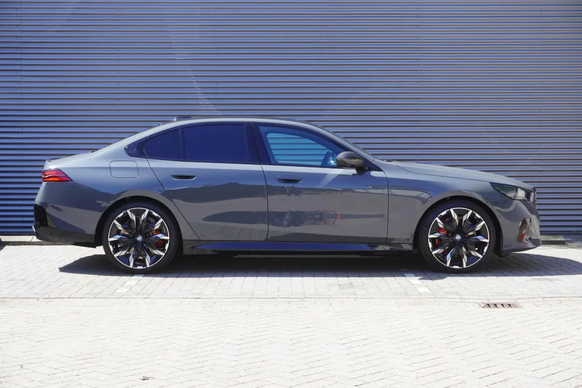 550e xDrive M Sportpakket Pro | Innovation Pack | Comfort Pack | Travel Pack | Parking Assistent Professional | Driving Assistent Professional