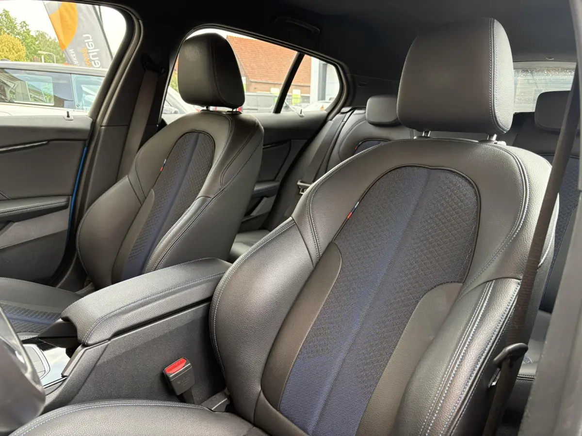 118i Business Edition Plus M-SPORT/MISANO BLUE/CARPLAY/LED/LEER