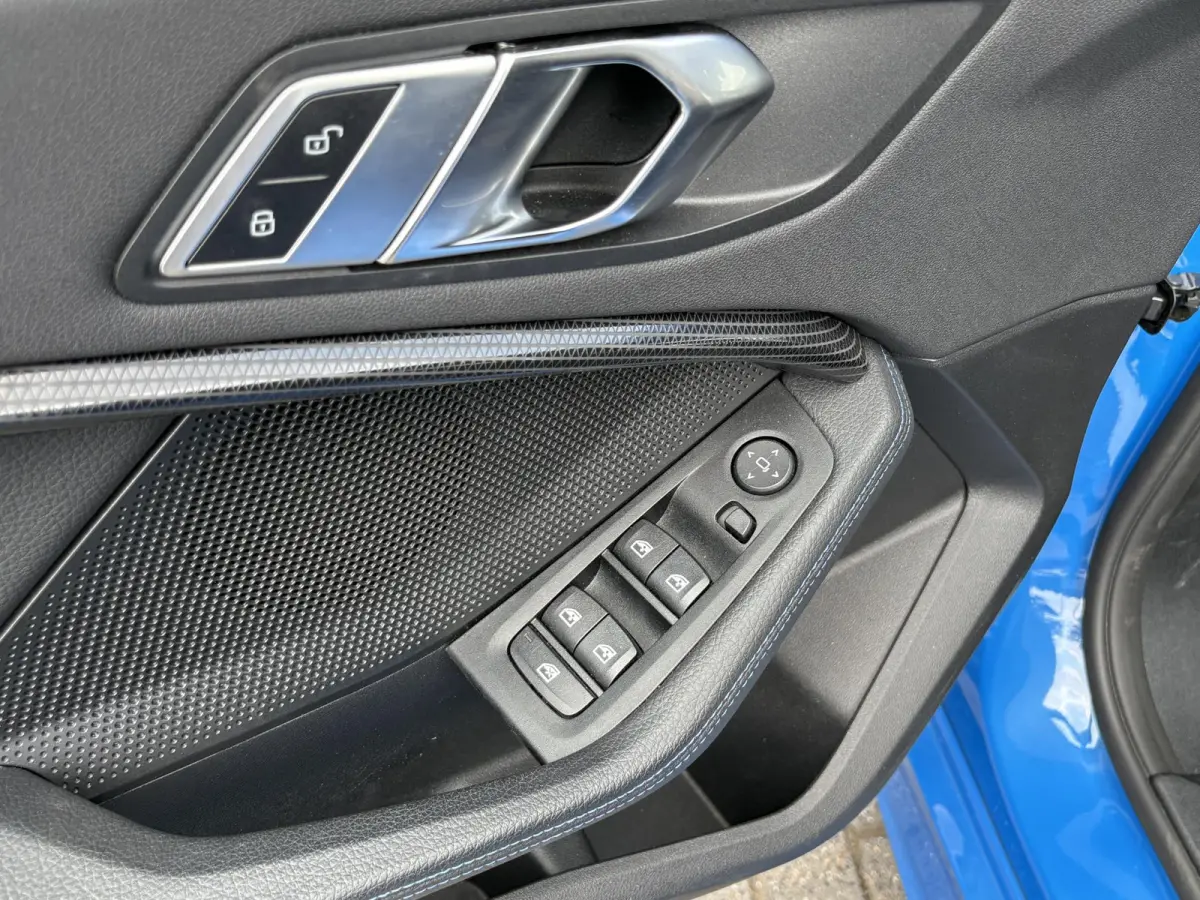 118i Business Edition Plus M-SPORT/MISANO BLUE/CARPLAY/LED/LEER