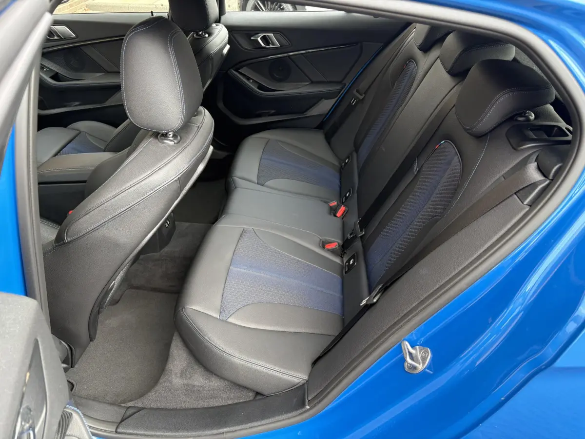 118i Business Edition Plus M-SPORT/MISANO BLUE/CARPLAY/LED/LEER