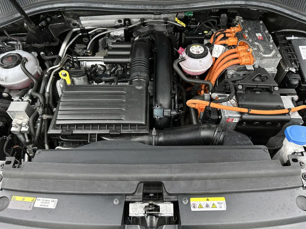 1.4 TSI eHybrid R-Line Business+ | SoH 88%  | Automaat | Panorama Schuif/Kantel Dak | All Season Banden | Digital Cockpit (PRO) | Navigatie | Carplay | Parkeercamera