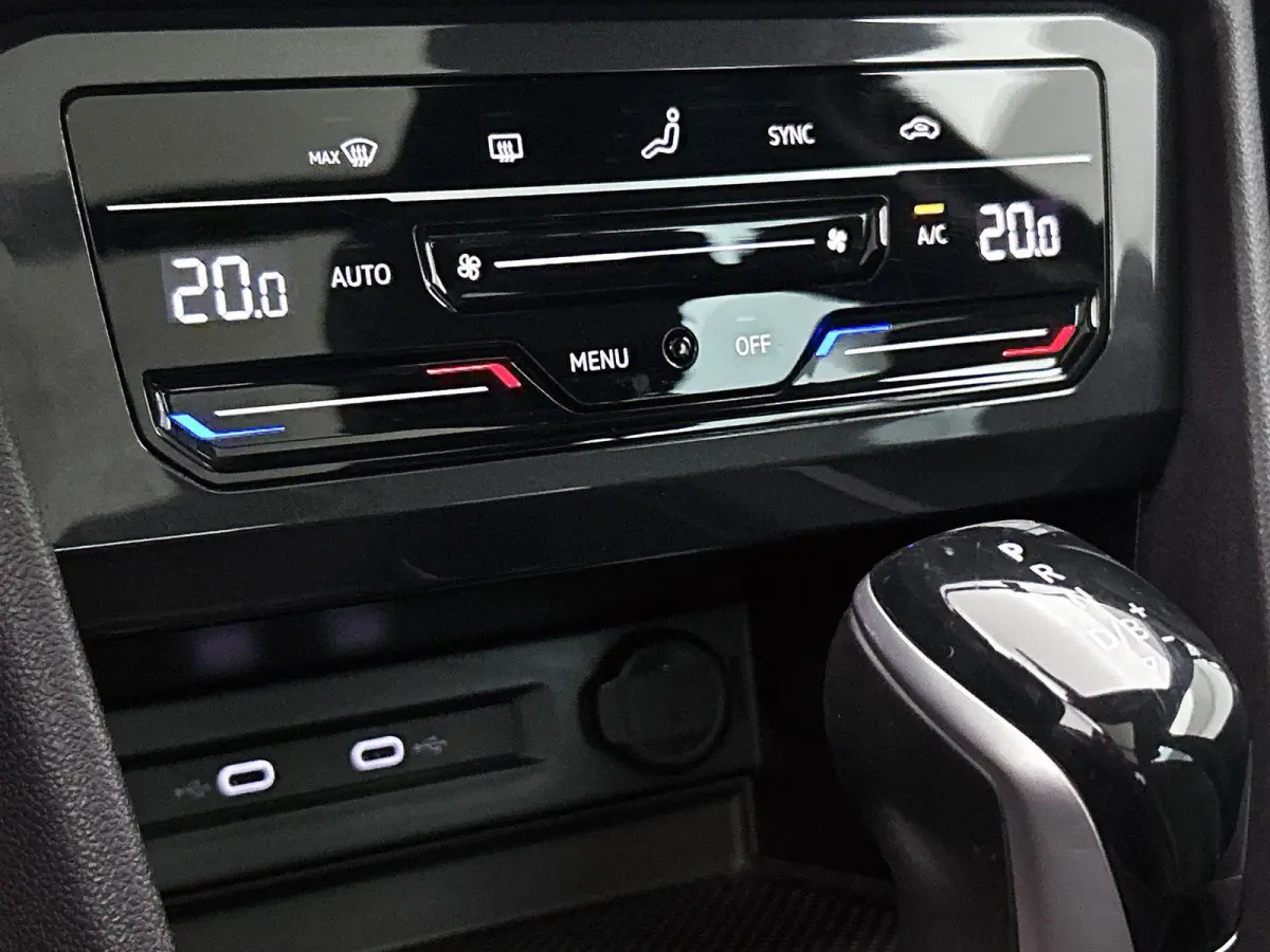 1.4 TSI eHybrid R-Line Business+ | SoH 88%  | Automaat | Panorama Schuif/Kantel Dak | All Season Banden | Digital Cockpit (PRO) | Navigatie | Carplay | Parkeercamera