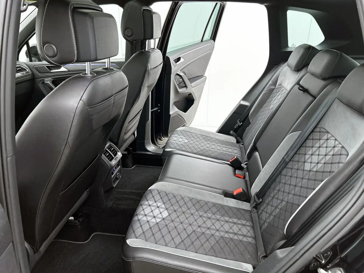 1.4 TSI eHybrid R-Line Business+ | SoH 88%  | Automaat | Panorama Schuif/Kantel Dak | All Season Banden | Digital Cockpit (PRO) | Navigatie | Carplay | Parkeercamera