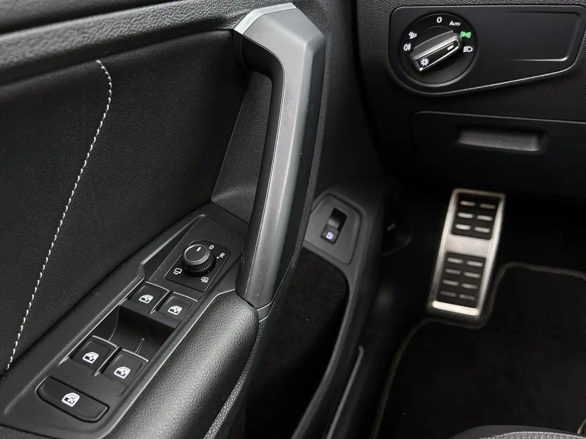 1.4 TSI eHybrid R-Line Business+ | SoH 88%  | Automaat | Panorama Schuif/Kantel Dak | All Season Banden | Digital Cockpit (PRO) | Navigatie | Carplay | Parkeercamera
