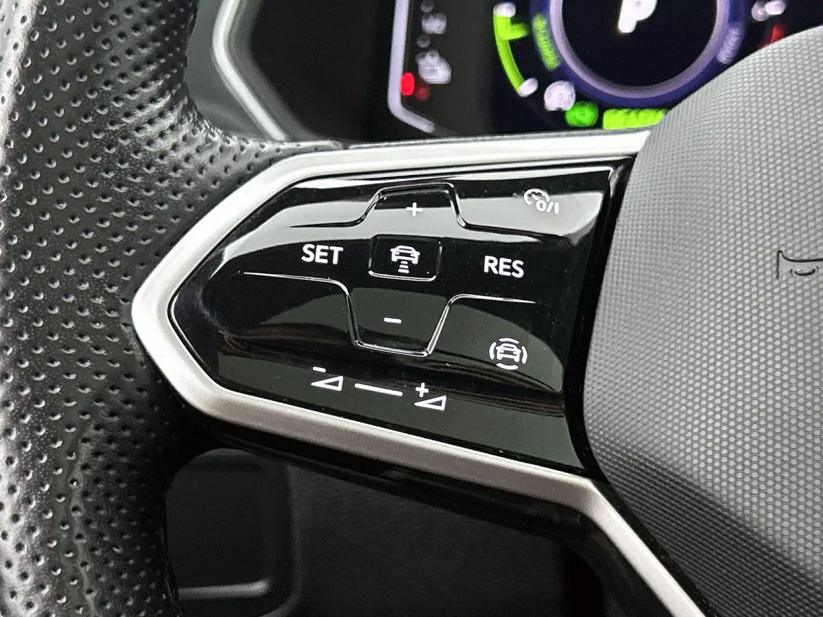 1.4 TSI eHybrid R-Line Business+ | SoH 88%  | Automaat | Panorama Schuif/Kantel Dak | All Season Banden | Digital Cockpit (PRO) | Navigatie | Carplay | Parkeercamera