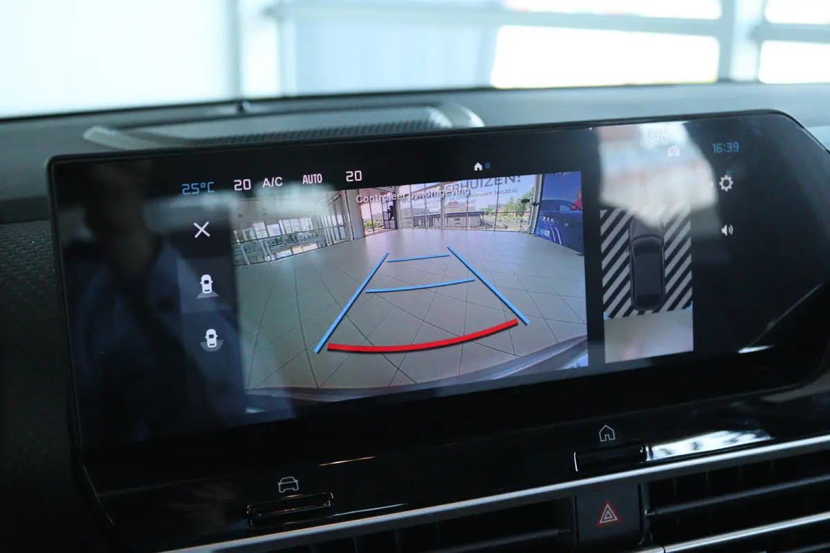 Collection - Elektrisch | Achteruitrijcamera met Top Rear Vision (180° weergave van ruimte achter de auto) | Automatische airconditioning met actief carbonfilter | Boordlader 11kW - 3 fasen