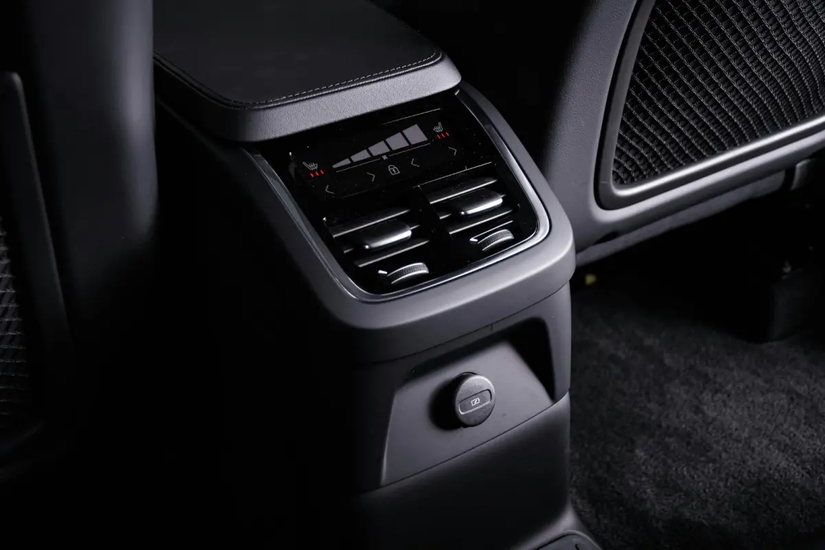 2.0 T8 Recharge AWD Plus Bright Trekhaak - Panoramadak - Adaptieve Cruise Control - Harman Kardon - Visual Park Assist - Stoelverwarming voor/achter - Verwarmbare voorruit - Getinte Ruiten -