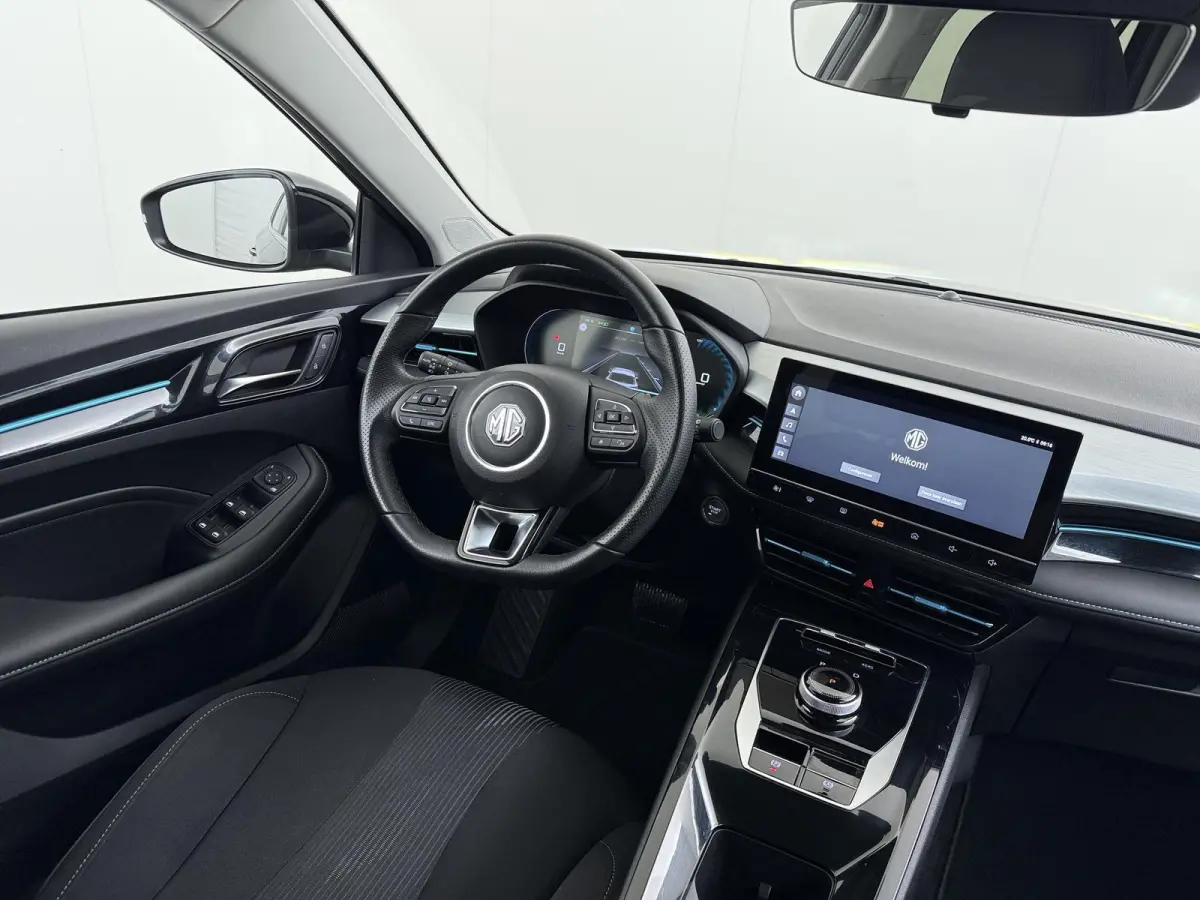 MG5 Electric Long Range Comfort 61 kWh VAN:24.900,- VOOR:21.877,- UW HERFSTVOORDEEL:3.023,- SOH 96% | ACHTERUITRIJCAMERA | ADAPTIVE CRUISE CONTROL | STOEL & STUURVERWARMING | MG DEALER ONDER