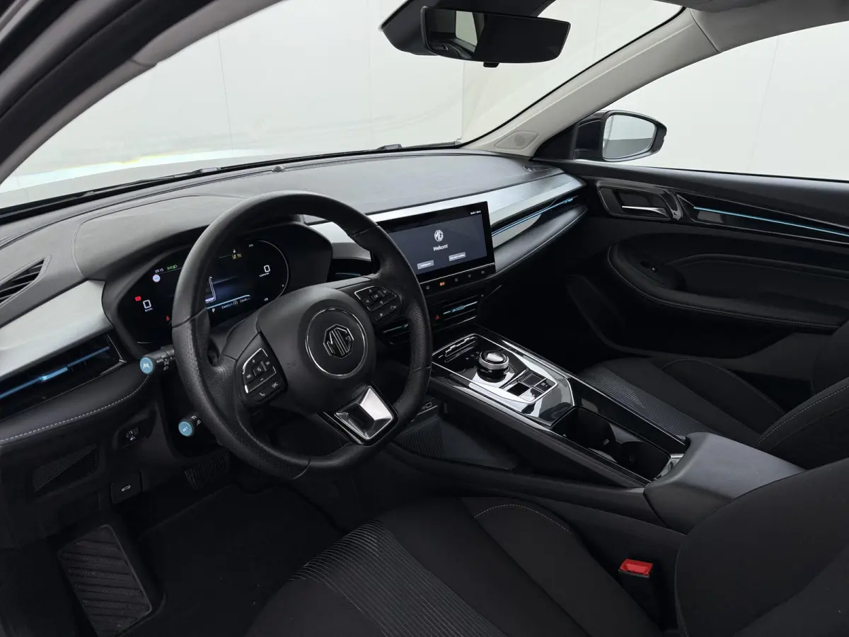 MG5 Electric Long Range Comfort 61 kWh VAN:24.900,- VOOR:21.877,- UW HERFSTVOORDEEL:3.023,- SOH 96% | ACHTERUITRIJCAMERA | ADAPTIVE CRUISE CONTROL | STOEL & STUURVERWARMING | MG DEALER ONDER