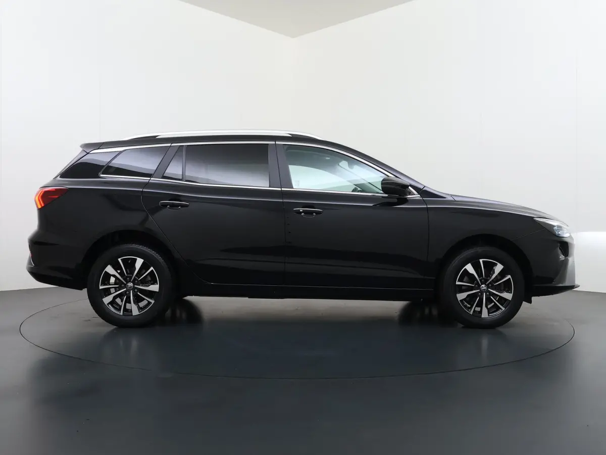 MG5 Electric Long Range Comfort 61 kWh VAN:24.900,- VOOR:21.877,- UW HERFSTVOORDEEL:3.023,- SOH 96% | ACHTERUITRIJCAMERA | ADAPTIVE CRUISE CONTROL | STOEL & STUURVERWARMING | MG DEALER ONDER