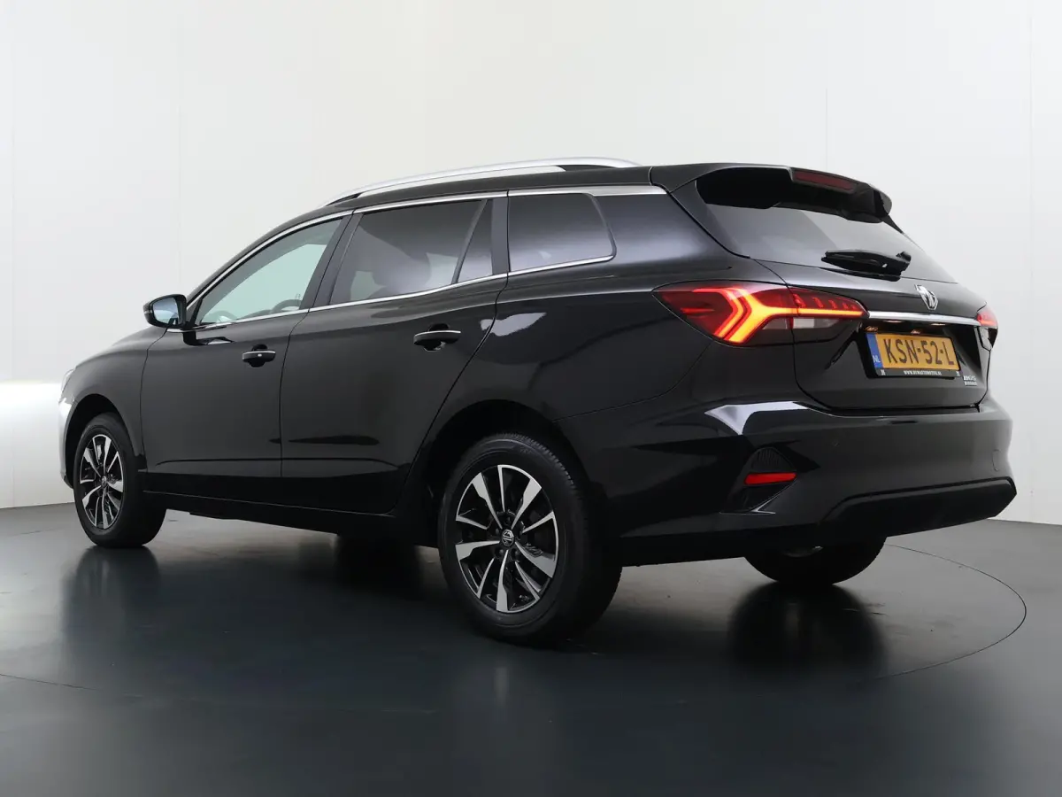 MG5 Electric Long Range Comfort 61 kWh VAN:24.900,- VOOR:21.877,- UW HERFSTVOORDEEL:3.023,- SOH 96% | ACHTERUITRIJCAMERA | ADAPTIVE CRUISE CONTROL | STOEL & STUURVERWARMING | MG DEALER ONDER