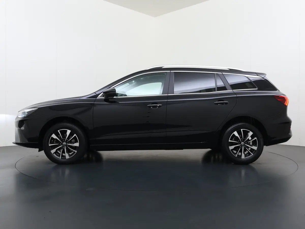 MG5 Electric Long Range Comfort 61 kWh VAN:24.900,- VOOR:21.877,- UW HERFSTVOORDEEL:3.023,- SOH 96% | ACHTERUITRIJCAMERA | ADAPTIVE CRUISE CONTROL | STOEL & STUURVERWARMING | MG DEALER ONDER