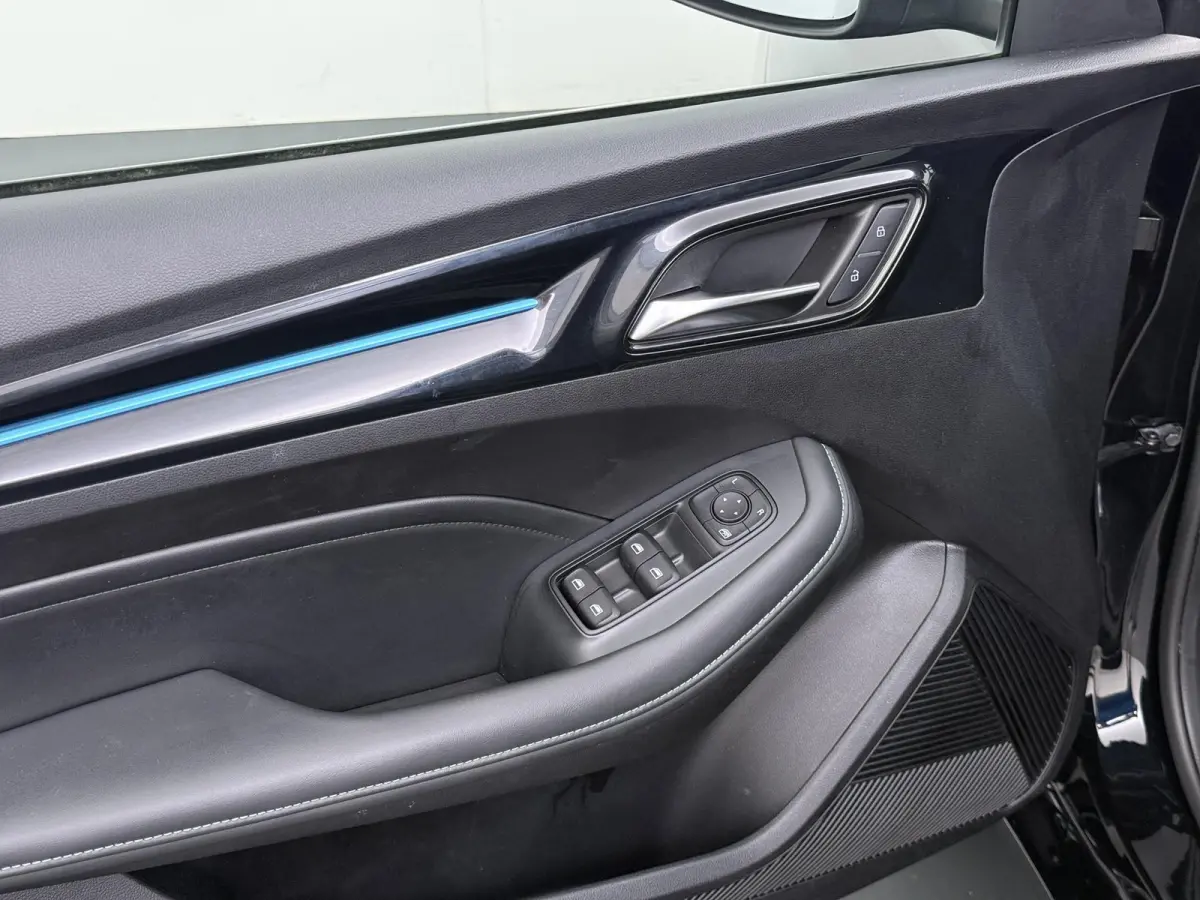 MG5 Electric Long Range Comfort 61 kWh VAN:24.900,- VOOR:21.877,- UW HERFSTVOORDEEL:3.023,- SOH 96% | ACHTERUITRIJCAMERA | ADAPTIVE CRUISE CONTROL | STOEL & STUURVERWARMING | MG DEALER ONDER