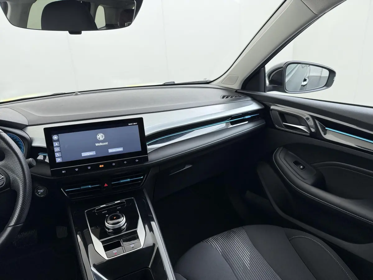 MG5 Electric Long Range Comfort 61 kWh VAN:24.900,- VOOR:21.877,- UW HERFSTVOORDEEL:3.023,- SOH 96% | ACHTERUITRIJCAMERA | ADAPTIVE CRUISE CONTROL | STOEL & STUURVERWARMING | MG DEALER ONDER