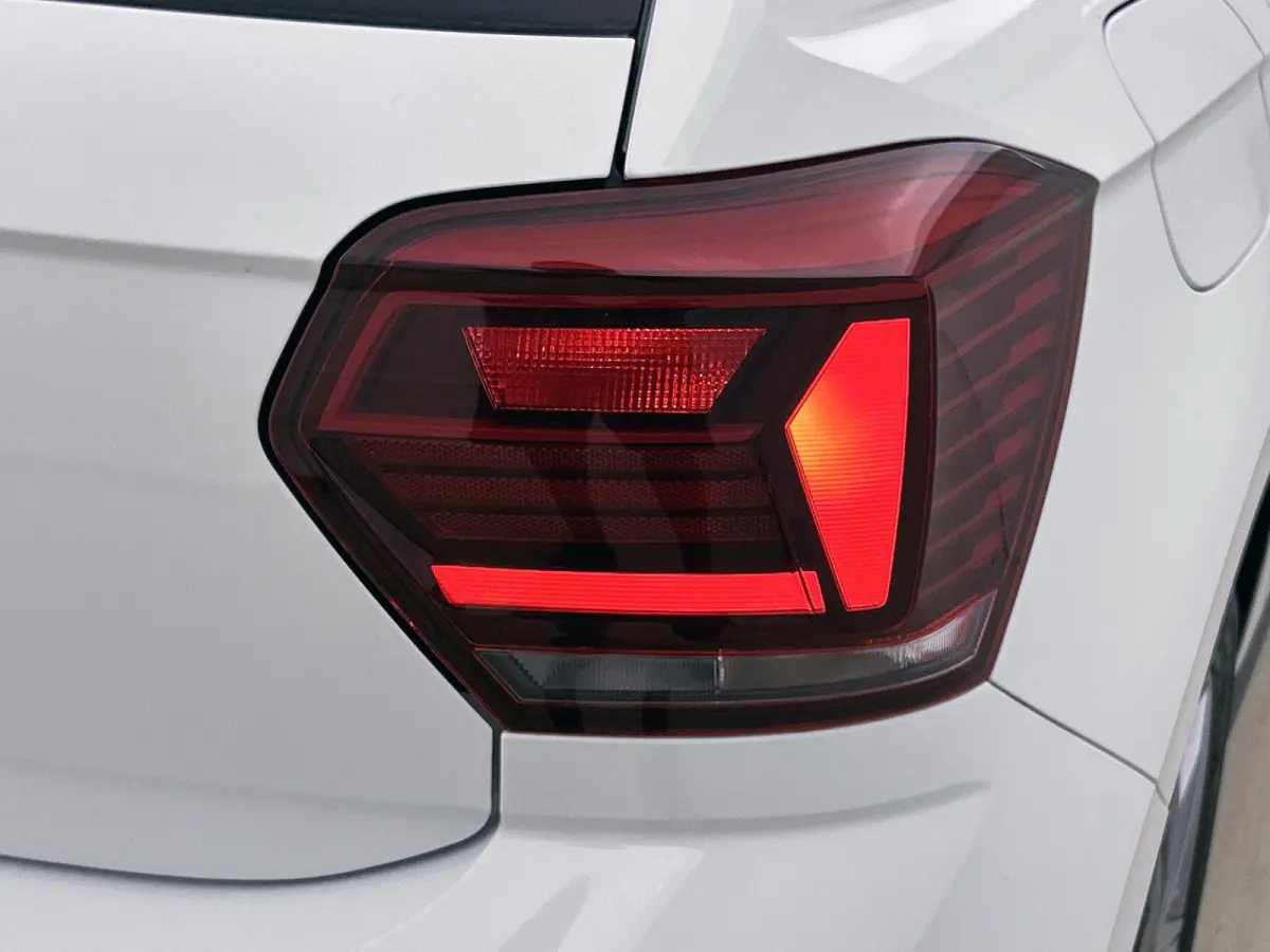 1.0 TSI R-Line Edition 95 PK | R-Line | Apple Carplay | Android Auto | Adaptive Cruise Control | Climatic | Lichtmetalen velgen | LED dagrijverlichting |
