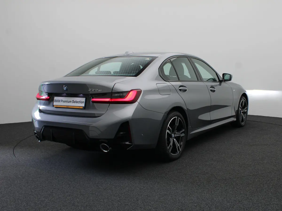 330e M Sportpakket | Achteruitrijcamera | Parking Assistant | 18''