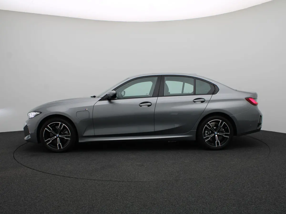 330e M Sportpakket | Achteruitrijcamera | Parking Assistant | 18''