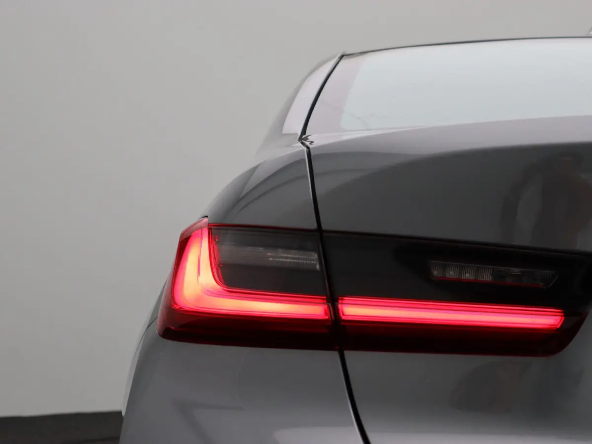 330e M Sportpakket | Achteruitrijcamera | Parking Assistant | 18''