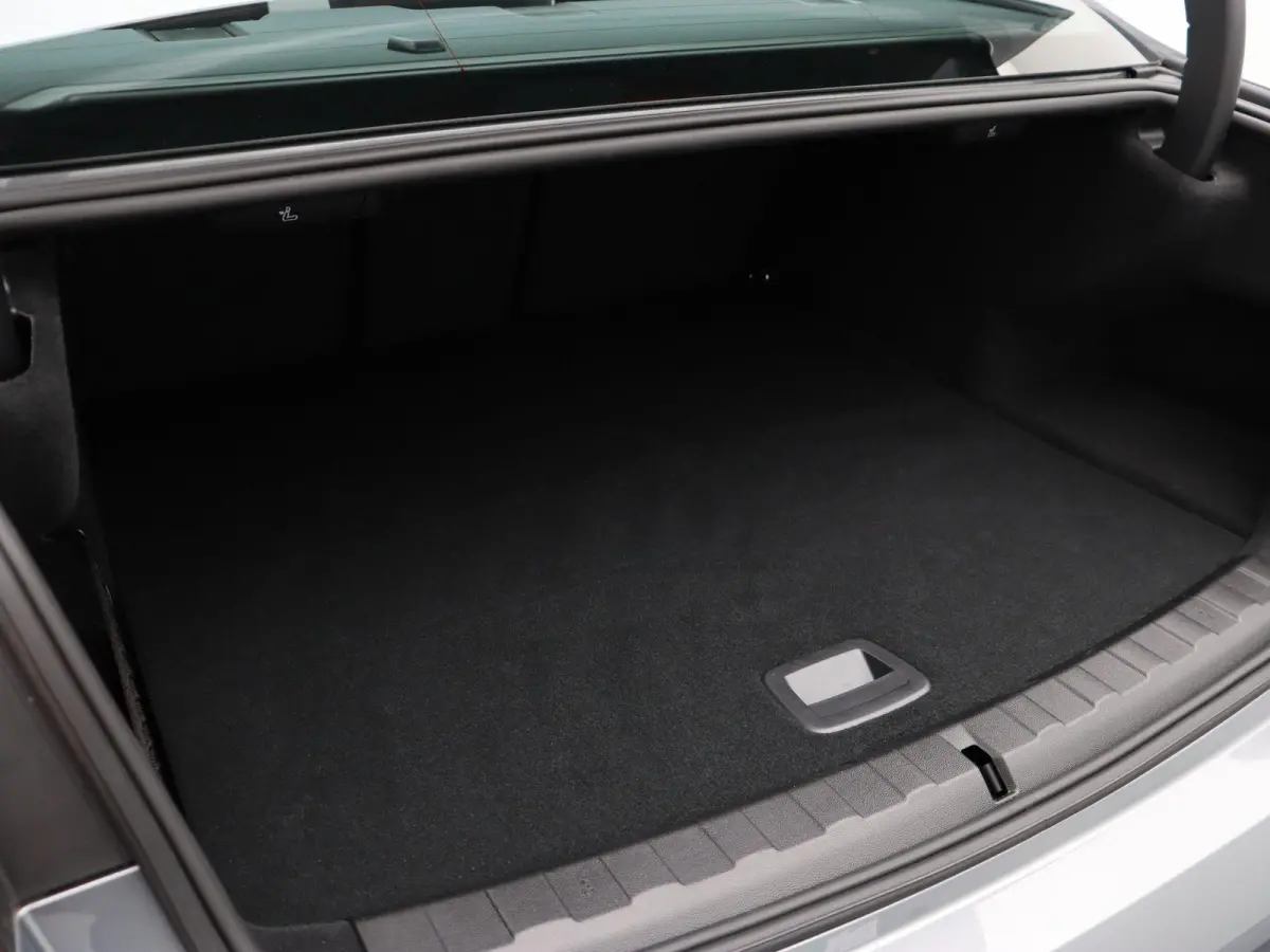 330e M Sportpakket | Achteruitrijcamera | Parking Assistant | 18''