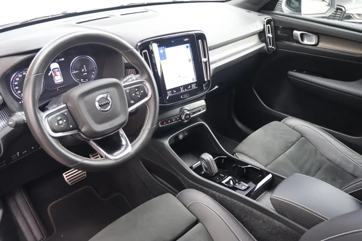 T5 Ultimate Dark | Stoelverwarming | Parkeercamera | Panoramadak | Pilot Assist | BLIS | H/K | 20 Inch | Keyless