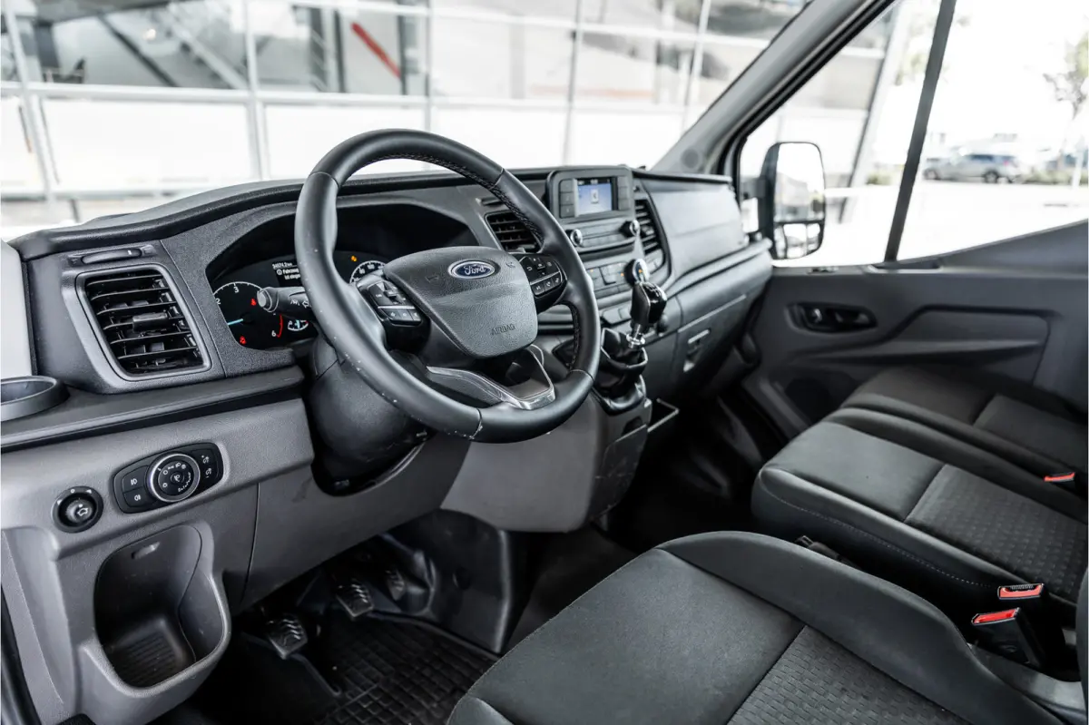 310 2.0 TDCI L2H1 | Open laadbak | 3-Zitter | Cruise control | Airco | MF Stuur | Nieuwe APK | Dealer onderhouden | Euro 6