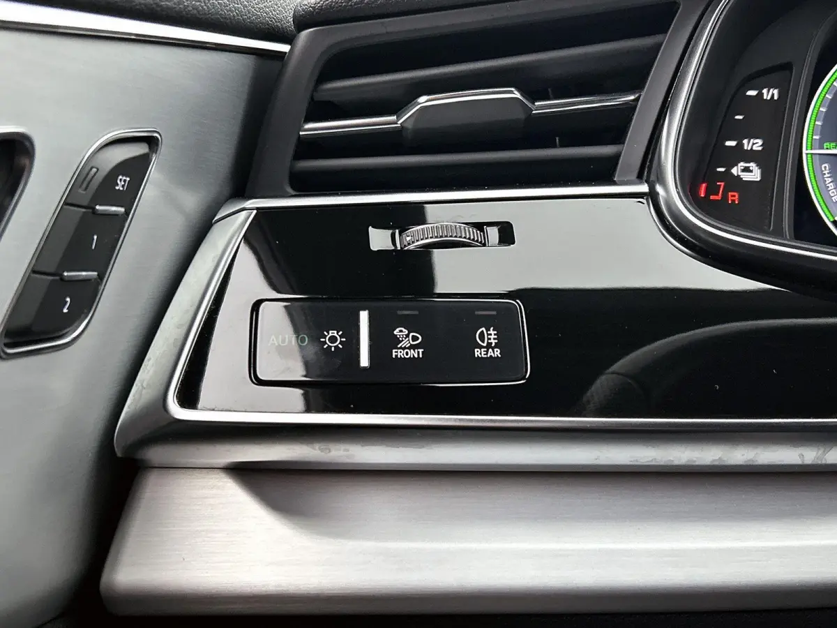 60 TFSI e quattro Pro Line S Competition 462 PK | S-line | Panoramadak | Adaptive cruise control l Camera l Head-up display l Dodehoek detectie l Bang & Olufsen l Luchtvering l Trekhaak l Op