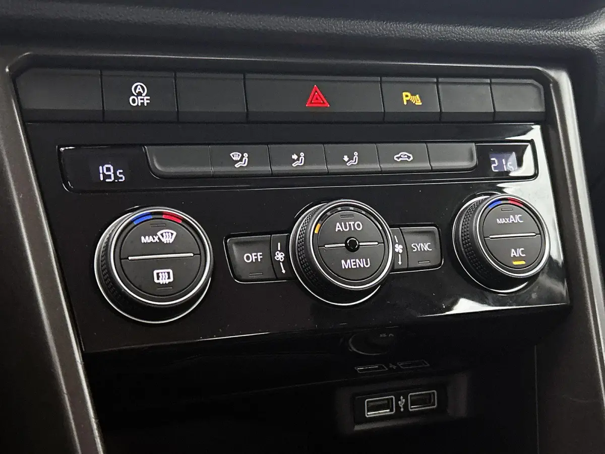 1.5 TSI Style | ACHTERUITRIJCAMERA | TREKHAAK | NAVIGATIE | APPLE CARPLAY / ANDROID AUTO | ALL SEASON BANDEN | CLIMATE CONTROL