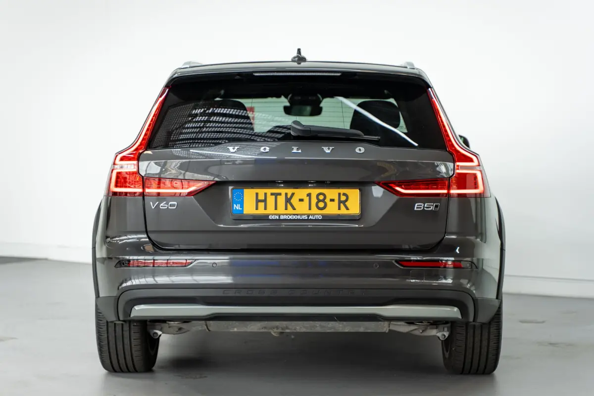 V60 B5 250PK Plus Bright Cross Country | Trekhaak | Adap cruise | Getint Glas | 19'' | Stoel verw.